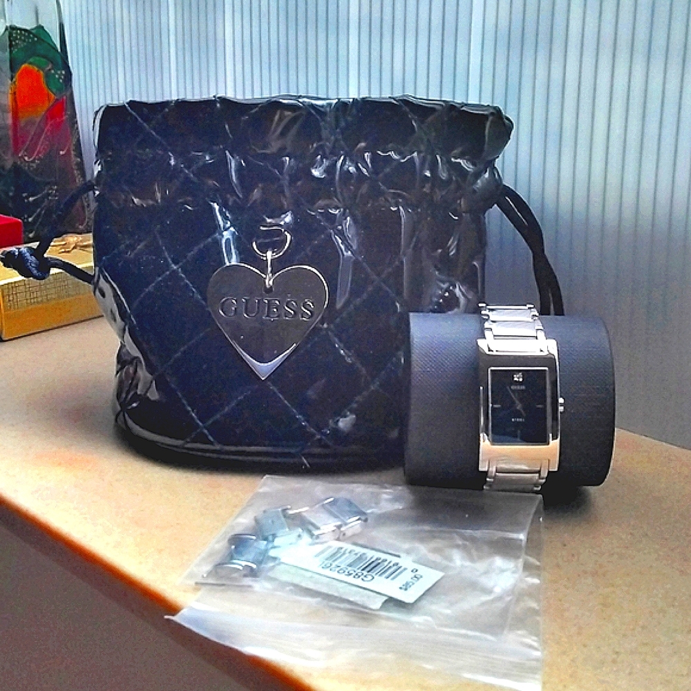 GUESS WATCH FOR WOMEN, LIKE NEW 🌷WITH EXTRA LINKS AND GUESS BAG🌷